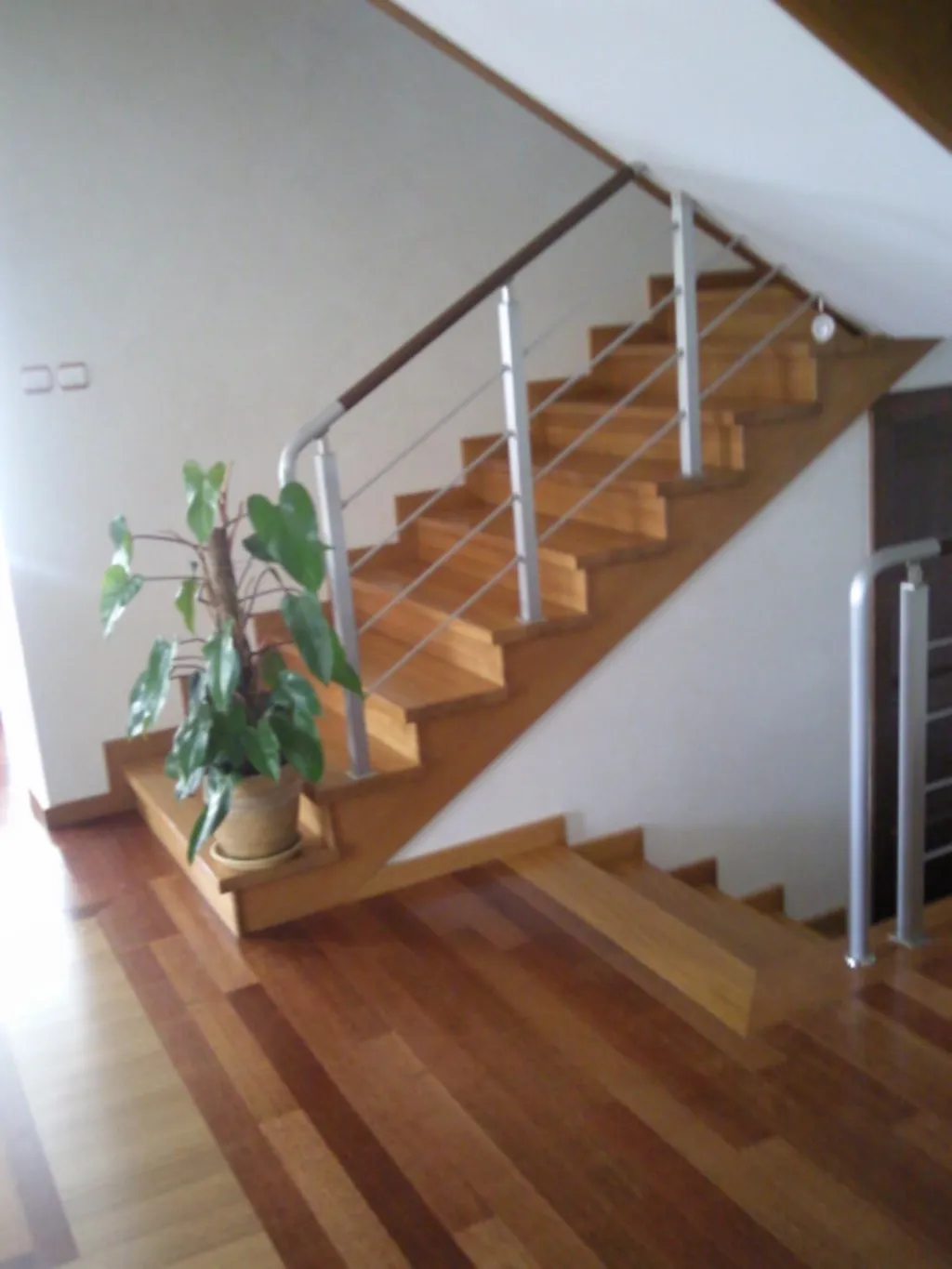 Schody drewniane z balustradą ze stali nierdzewnej