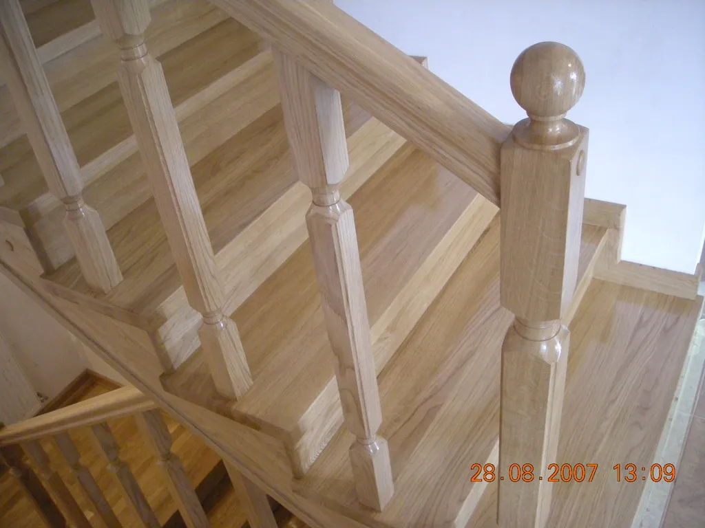 Zbliżenie na toczony słupek balustrady zakończony kulą