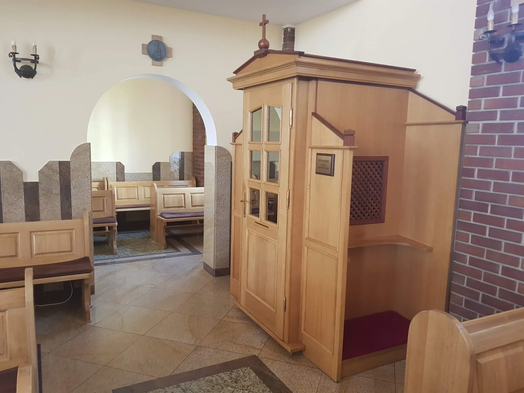 Pojedyncza krótka ławka z płycinowym oparciem i wyciętym bokiem
