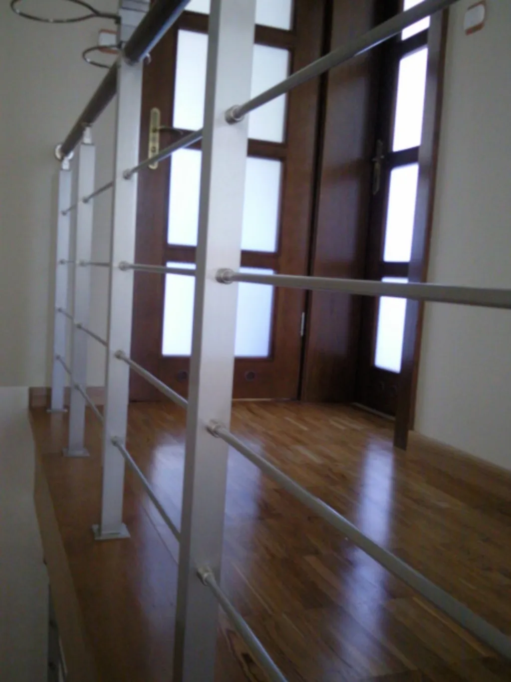 Spocznik z balustradą ze stali nierdzewnej