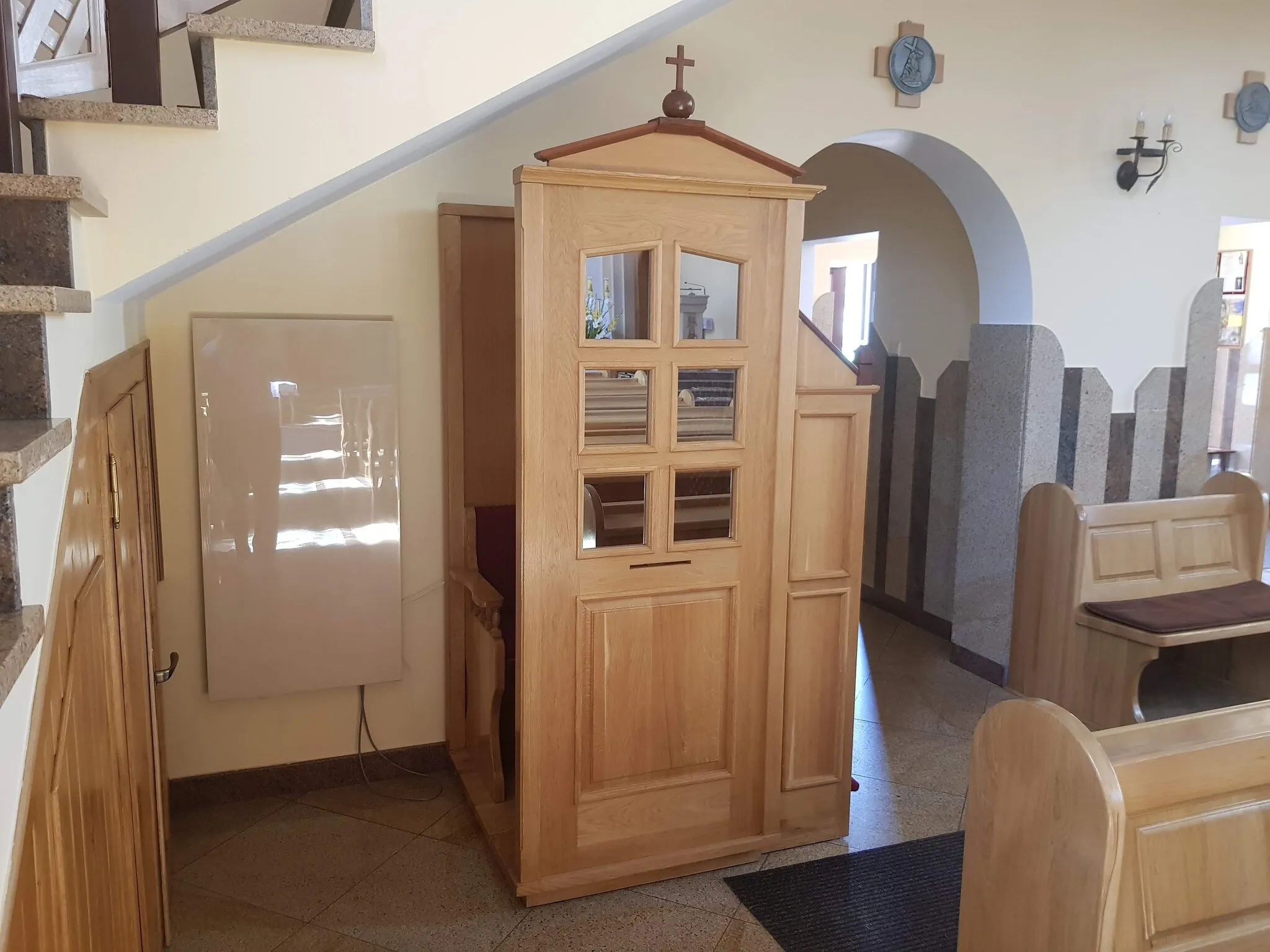 Drugi konfesjonał ustawiony pod biegiem schodów na chór