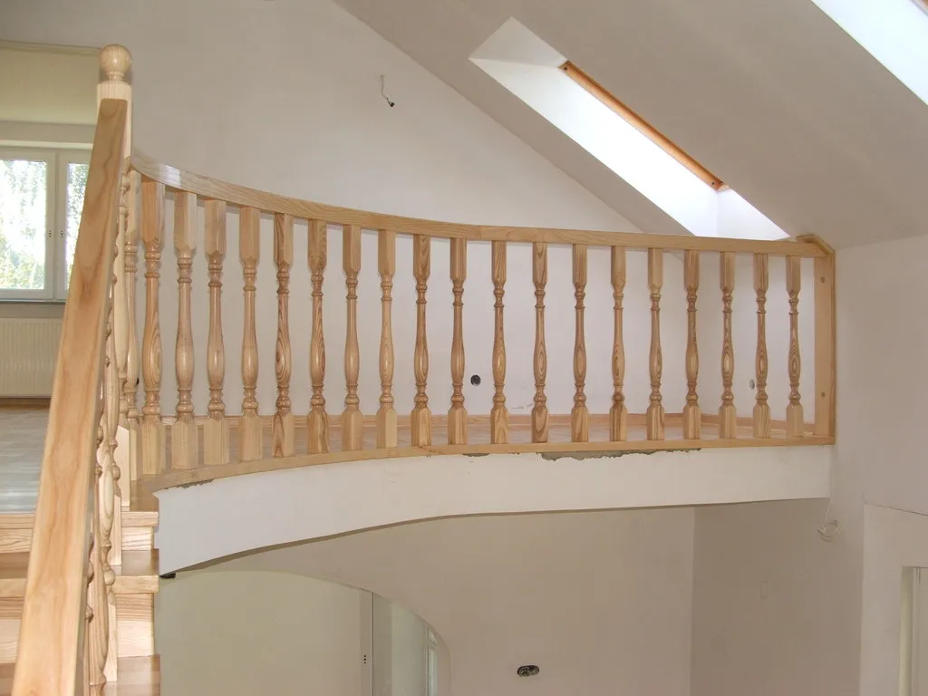 Długi odcinek balustrady z pochwytem wygiętym po łuku