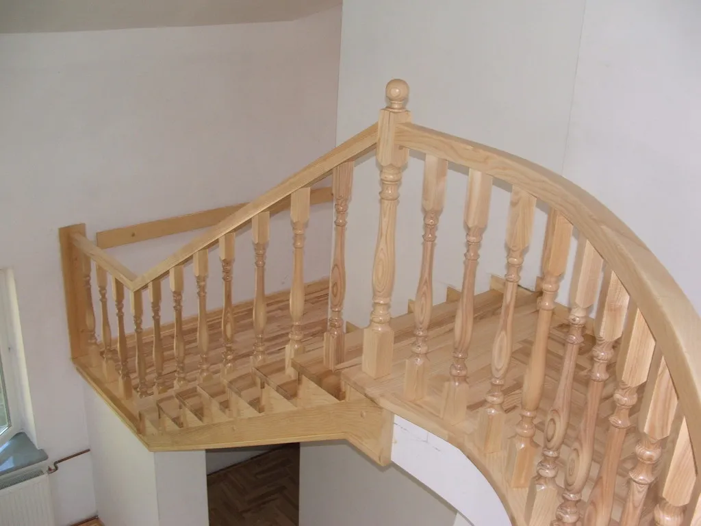 Wygięty pochwyt balustrady na zakręcie schodów