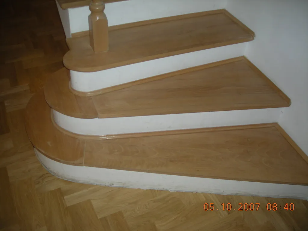 Drewniane stopnie schodów o zaokrąglonym kształcie